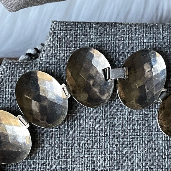 Vintage | Brutalist Hammered Wide Panel Link Graduated Metal Oval 18" Necklace - Picture 6 of 16